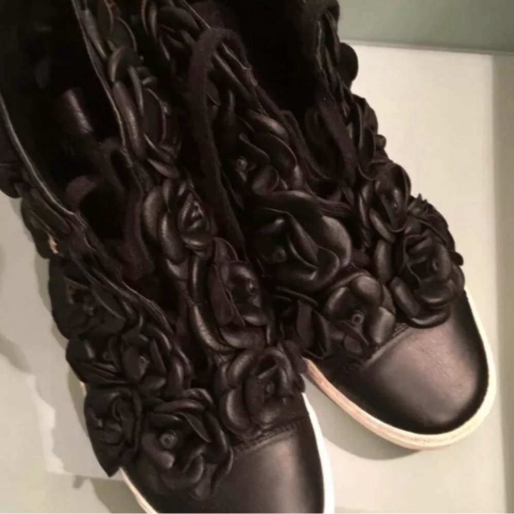 CHANEL CAMELLIA SNEAKERS - Picture 5 of 8